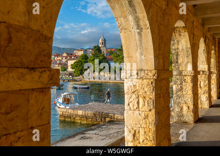 Blick auf Stadt und Hafen durch Bögen in Cavtat an der Adria, Cavtat, Dubrovnik Riviera, Kroatien, Europa Stockfoto