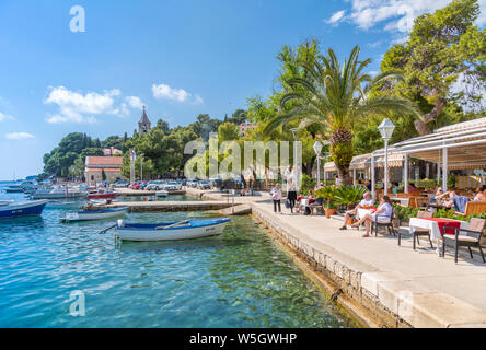 Blick auf die Boote und die Altstadt Restaurants in Cavtat an der Adria, Cavtat, Dubrovnik Riviera, Kroatien, Europa Stockfoto