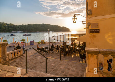 Blick auf das Restaurant bei Sonnenuntergang in Cavtat an der Adria, Cavtat, Dubrovnik Riviera, Kroatien, Europa Stockfoto