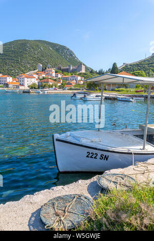 Ausblick auf den kleinen Hafen Boote und Restaurants in Mali Ston, Dubrovnik Riviera, Kroatien, Europa Stockfoto