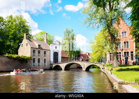 Wijngaard Brücke und der Haupteingang des Begijnhof (beguinage) von Brügge, UNESCO-Weltkulturerbe, Brugge, Belgien, Europa Stockfoto