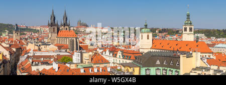 Panoramablick vom Pulverturm über die Altstadt mit der Prager Burg im Hintergrund, UNESCO, Prag, Böhmen, Tschechien Stockfoto