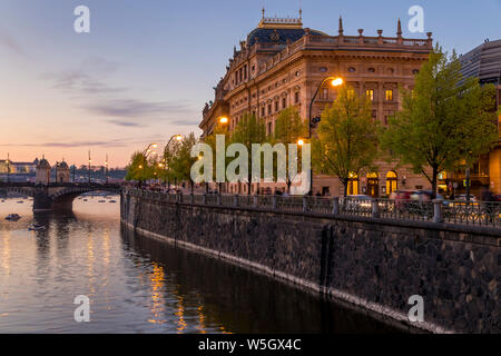 Das Nationaltheater (Narodni divadlo) von den Ufern der Moldau in der Dämmerung, Prag, Böhmen, Tschechien, Europa Stockfoto