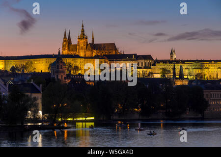 Beleuchtete der Prager Burg und der St. Veits Dom vom Ufer des Vltava Fluss gesehen, Weltkulturerbe der UNESCO, Prag, Böhmen, Tschechien Stockfoto