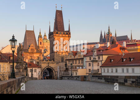 Die Lesser Town Bridge Tower und die St. Vitus Kathedrale von der Karlsbrücke auf den ersten Sonnenlicht, UNESCO, Prag, Böhmen, Tschechien Stockfoto