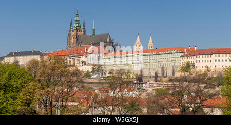 Panoramablick auf die Prager Burg und der St. Veits Kathedrale, Weltkulturerbe der UNESCO, Prag, Böhmen, Tschechien, Europa Stockfoto