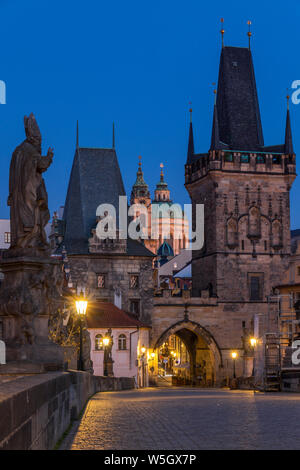 Die Lesser Town Bridge Tower und die St.-Nikolaus-Kirche von der Karlsbrücke in der Morgendämmerung gesehen, Weltkulturerbe der UNESCO, Prag, Böhmen, Tschechien Stockfoto