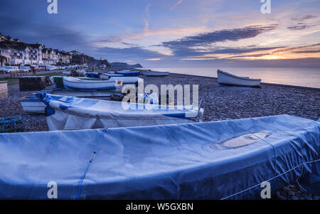 Serene dawn Szene der Fischerboote auf dem Kiesstrand an Budleigh Salterton, Devon, England, Vereinigtes Königreich, Europa Stockfoto