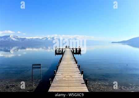 Romanze auf einem Pier des Lake Prespa, Mazedonien Stockfoto