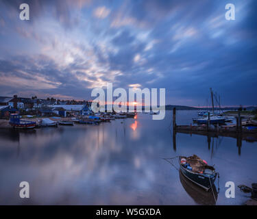 Sonnenuntergang mit Booten auf der Exe küstenlinie an der Rückseite Camperdown Terrasse, Exmouth, Devon, England, Vereinigtes Königreich, Europa Stockfoto