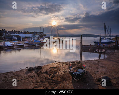 Sonnenuntergang mit Booten auf der Exe küstenlinie an der Rückseite Camperdown Terrasse, Exmouth, Devon, England, Vereinigtes Königreich, Europa Stockfoto