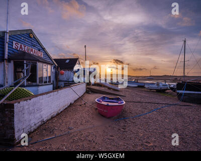 Sonnenuntergang mit Booten auf der Exe küstenlinie an der Rückseite Camperdown Terrasse, Exmouth, Devon, England, Vereinigtes Königreich, Europa Stockfoto