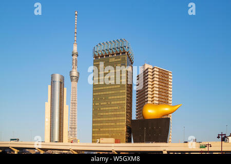 Tokyo Sky Tree Tower und Asahi Bier goldene Flamme (Golden Stuhlgang), Asakusa, Tokyo, Japan, Asien Stockfoto