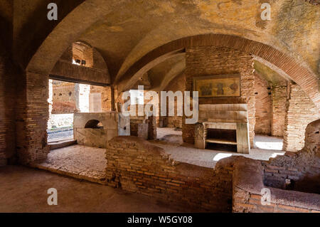 Thermopolium (Römische bar für heißes Essen und Trinken), Ostia Antica archäologische Stätte, Ostia, der Provinz von Rom, Latium, Italien, Europa Stockfoto