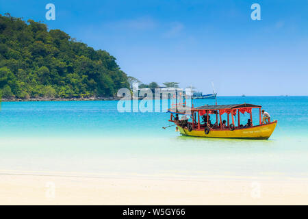 Touristenboot bei Sarazenen Bucht auf dieser beliebten Urlaubsinsel, Koh Rong Sanloem Insel, Sihanoukville, Kambodscha, Indochina, Südostasien, Asien Stockfoto