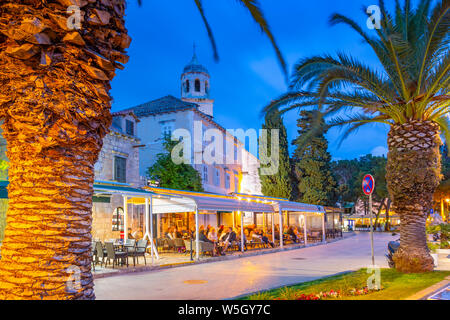 Anzeigen von Restaurants und Kirche in der Dämmerung, Cavtat an der Adria, Cavtat, Dubrovnik Riviera, Kroatien, Europa Stockfoto