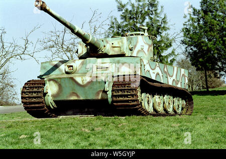 TIGER TANK-PANZER KAMPFWAGEN VI Tiger - nur sieben BEISPIELE IN DER WELT, EINE DER ZWEI LINKEN IN FRANKREICH - BUTTE DU SAP ORNE ANTOIGNY FRANKREICH - TIGER TANK VON 57 TONNEN BEWAFFNET MIT EINEM 88 MN CANON HOLZBEARBEITUNGSMASCHINEN von Henschel und Krupp ENDE 1944 - WELTKRIEG II-Motoren - FRANZÖSISCHE GESCHICHTE - NORMANDIE SCHLACHT - deutscher Panzer - SILBER FILM © Frédéric BEAUMONT Stockfoto