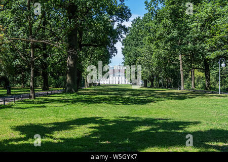 Tiergarten in Berlin, Deutschland und Bellevue Palace im Abstand an einem sonnigen Tag Stockfoto