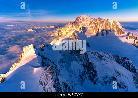 Luftaufnahme von schneebedeckten Gipfeln des Mont Blanc und Dent du Geant bei Sonnenaufgang, Courmayeur, Aostatal, Italien, Europa Stockfoto