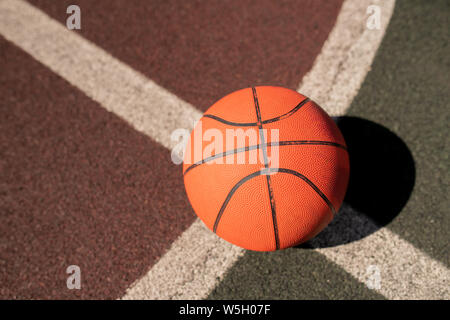 Überblick über Basketball Zahnrad auf der Kreuzung der zwei weiße Linien auf dem Stadion Stockfoto