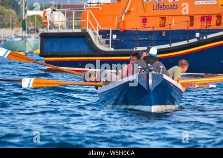 Der Staub Warenkorb Trophy - Scilly-inseln ist Freitag Männer Gig Boat Race Stockfoto