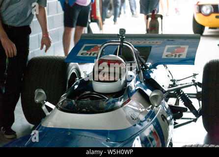 In der Nähe von Sir Jackie Stewart im Cockpit seiner Meisterschaft 1969 Sitzung der preisgekrönten Matra MS 80-02, bevor sie einige schnelle Runden um Silverstone Stockfoto
