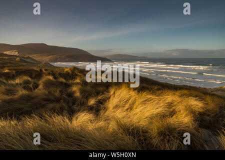 Sonnenaufgang am Traigh Eais, Blick nach Süden, Barra, Äußere Hebriden, Schottland, Großbritannien, Europa Stockfoto