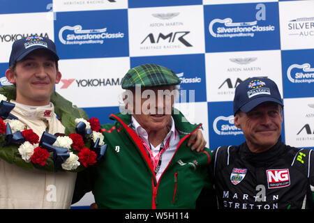 Sir Jackie Stewart posiert mit den Gewinnern des FIA-Meister historische Formel-1 Rennen, nachdem er die Trophäen präsentiert. Stockfoto