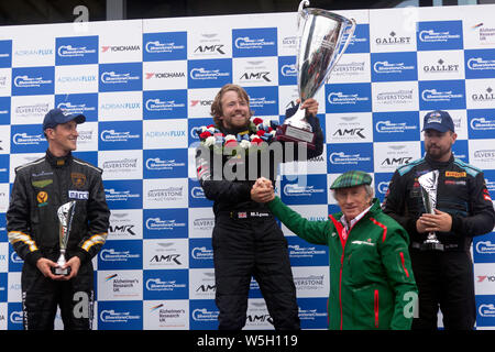 Sir Jackie Stewart posiert mit den Gewinnern des FIA-Meister historische Formel-1 Rennen, nachdem er die Trophäen präsentiert. Stockfoto