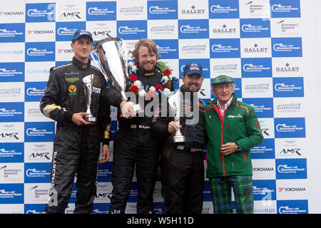 Sir Jackie Stewart posiert mit den Gewinnern des FIA-Meister historische Formel-1 Rennen, nachdem er die Trophäen präsentiert. Stockfoto