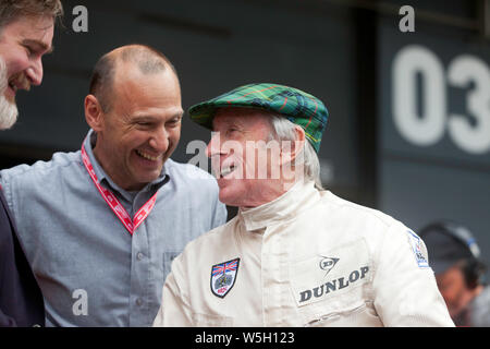 Close-up mit einem lächelnden Sir Jackie Stewart, nachdem er compled hatte einige schnelle Runden um Silverstone in seiner Meisterschaft 1969 preisgekrönten Matra MS 80-02 Stockfoto