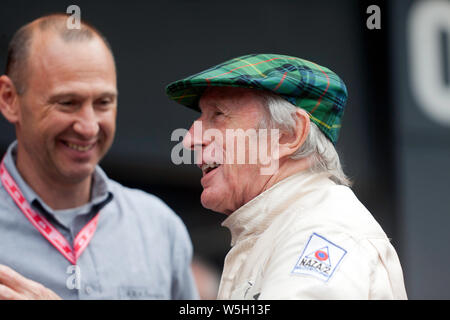 Nahaufnahme eines lächelnden Sir Jackie Stewart, nachdem er in seiner 1969 in der Meisterschaft siegreichen Matra MS80-02 mehrere Hochgeschwindigkeitsrunden um Silverstone absolviert hatte Stockfoto