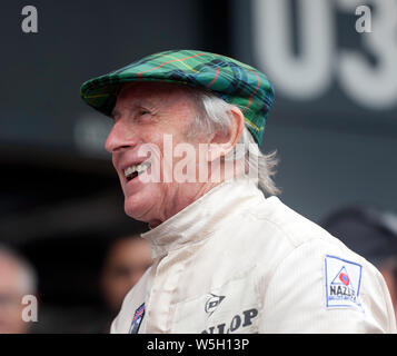 Nahaufnahme eines lächelnden Sir Jackie Stewart, nachdem er in seiner 1969 in der Meisterschaft siegreichen Matra MS80-02 mehrere Hochgeschwindigkeitsrunden um Silverstone absolviert hatte Stockfoto