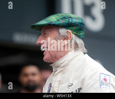 Nahaufnahme eines lächelnden Sir Jackie Stewart, nachdem er in seiner 1969 in der Meisterschaft siegreichen Matra MS80-02 mehrere Hochgeschwindigkeitsrunden um Silverstone absolviert hatte Stockfoto