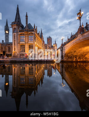 Alte Post und St. Nicholas' Church von der Seite des Michielsbrug (St. Michael's Bridge), Gent, Flandern, Belgien, Europa Stockfoto
