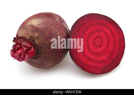 Frische rote Rüben Wurzeln auf weißem Hintergrund Stockfoto