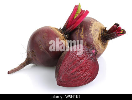 Frische rote Rüben Wurzeln auf weißem Hintergrund Stockfoto