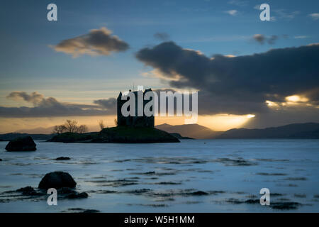 Sonnenuntergang über Loch Linnhe und Castle Stalker, Highland, Appin, Schottland, Großbritannien, Europa Stockfoto