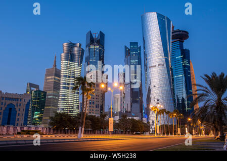 Die Skyline des modernen und hohen - steigende Stadt Doha in Katar, Naher Osten. - Von Doha Corniche in West Bay, Doha, Katar Stockfoto