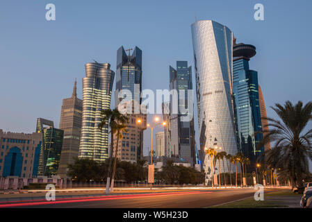 Die Skyline des modernen und hohen - steigende Stadt Doha in Katar, Naher Osten. - Von Doha Corniche in West Bay, Doha, Katar Stockfoto