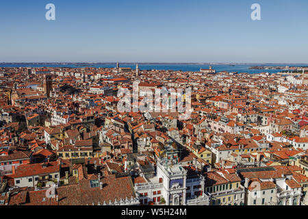 Dächer Panoramablick North View mit flachen Gebäuden mit roten Fliesen, vom Markusplatz Campanile, Venedig, UNESCO-Weltkulturerbe, Venetien, Italien gesehen Stockfoto