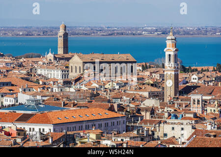 Panoramablick auf die Dächer der Stadt Norden Ansicht mit flachen Gebäuden mit roten Fliesen, vom Markusplatz Campanile, Venedig, UNESCO, Venetien, Italien gesehen Stockfoto