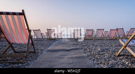 Liegestühle auf der beliebten Kiesstrand in Bier in der Nähe von Seaton, Devon, England, Vereinigtes Königreich, Europa Stockfoto