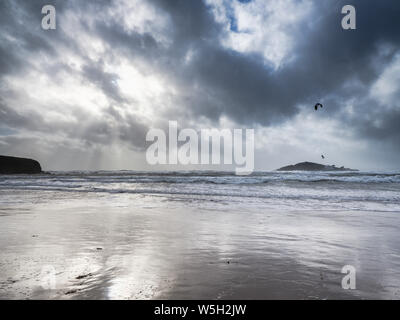 Ein Kitesurfer aus der Strand in Bantham während eines Sturms, in der Nähe von Kingsbridge, Devon, England, Vereinigtes Königreich, Europa Stockfoto