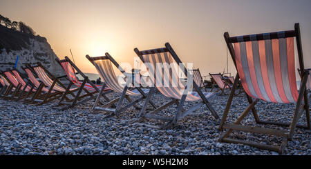 Fischerboote und Liegestühle auf der beliebten Kiesstrand in Bier in der Nähe von Seaton, Devon, England, Vereinigtes Königreich, Europa Stockfoto