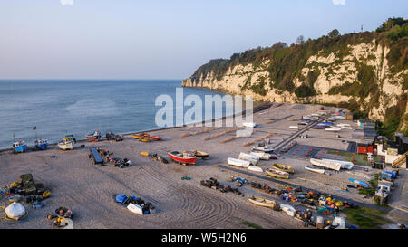 Fischerboote und Liegestühle auf der beliebten Kiesstrand an Bier in der Nähe von Seaton, Devon, England, Vereinigtes Königreich, Europa Stockfoto