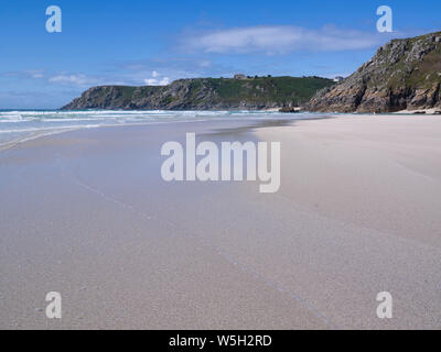 Die schönen und einsamen Strand an pedn Vounder blickt auf Logan Rock, in der Nähe von Porthcurno, Cornwall, England, Vereinigtes Königreich, Europa Stockfoto