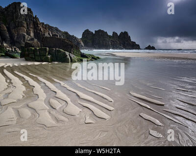 Die schönen und einsamen Strand an pedn Vounder blickt auf Logan Rock, in der Nähe von Porthcurno, Cornwall, England, Vereinigtes Königreich, Europa Stockfoto