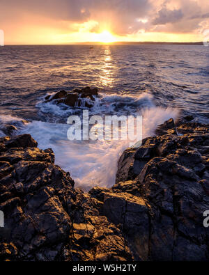 Sonnenaufgang über die Bucht in Richtung Godrevy und Gwithian, St. Ives, Cornwall, England, Vereinigtes Königreich, Europa Stockfoto