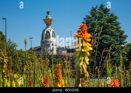 Tour Lu in Nantes an einem sonnigen Sommertag mit Grün und Orange gemeinsamen Fackel Lilly Blumen Stockfoto